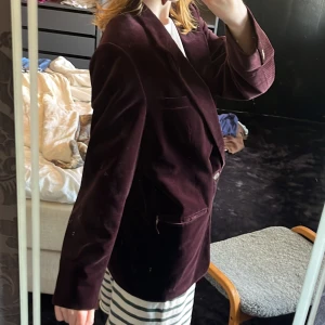 Ascool blazer - Vinröd/lila blazer i lyxigt material <3 Den har lite lösa trådar vid ena fickan och ena knappen (bild 5) men det kan jag klippa bort om så önskas. Det står tyvärr ingen storlek, utan endast att den är ”tailormade” men jag säger ungefär M/L