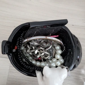 Smyckespaket med pärlor och silver - Säljer ett smyckespaket med blandade vintage armband, halsband och örhängen i silverfärg och pärlor. Innehåller chunky kedjor, vita pärlor och svarta detaljer. Kommer i en cool svart keramiksko med en vit katt på kanten. Perfekt för dig som gillar att mixa olika stilar.