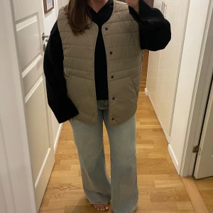 Tunn väst - Väst från Junkyard / märket Yoke i herrstrl L o nyskick, använd någon enstaka gång 💌