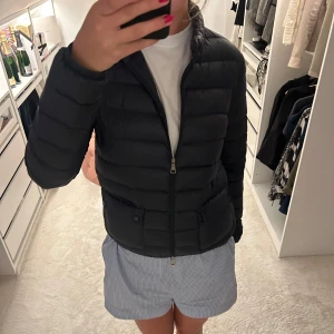 Mörkblå dunjacka från Moncler - Snygg marinblå dunjacka från Moncler i fint skick ❤️den enda defekten är att sömmen gått upp på den vänstra framfickan, men det går lätt att sy ihop! Äktighetsbevis finns, köptes för 6 tusen kronor för ca 3 år sedan! Passar mig som är 175!