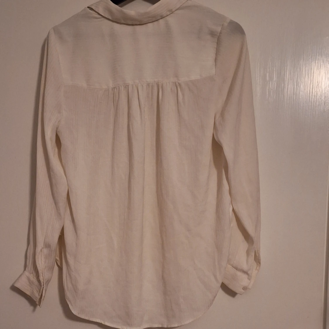 Ljusbeige randig skjorta med knappar - 1