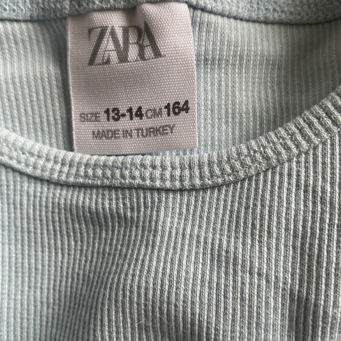 Ljusblå ribbad t-shirt från Zara - 2