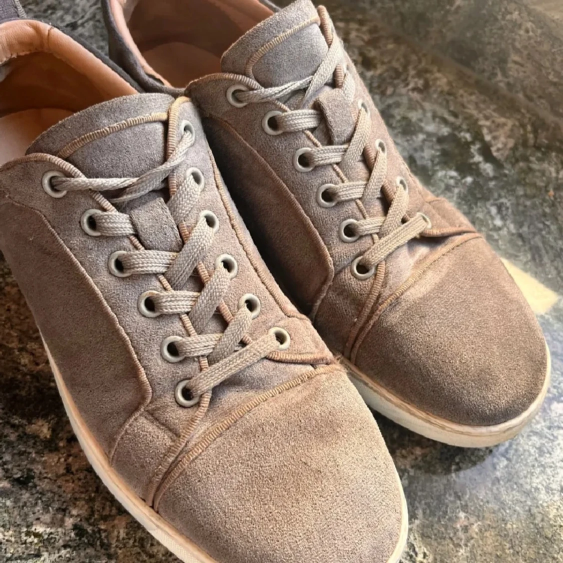 Beigea Louboutin skor