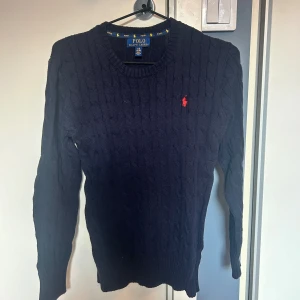 Kabelstickad från Ralph Lauren - En nästan helt ny kabelstickad från Ralph Lauren. Nypris 1500. Storlek 14-16, bör passa dig som är cirka 160-170 lång.