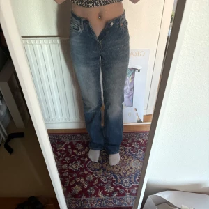 Blå Weekday jeans - Säljer ett par blå Weekday Glow jeans med hög midja. Passar mig i längden som är 177cm