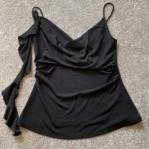 Topp - Säljer min skit snygga topp från bikbok då den tyvärr inte kommit till användning, mer bilder kan ja skicka privat💕