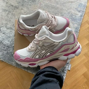 ASICS GEL Rosa - Snygga ASICS GEL i vitt och rosa.