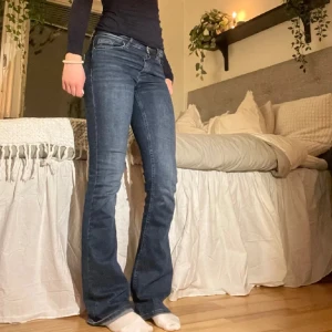 Bootcut jeans från ONLY, mörkblå - Köpta här på plick! (förra ägarens bilder!!!) Säljer då dom har blivit lite för små för mig. Har sprättat upp dom i längden så de skulle bli längre, bara att säga till om bild på de🥰🫶 Jag är 180 lång och de passar mig utmärkt i längden