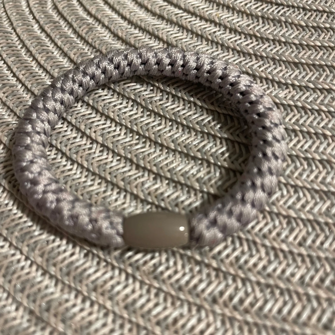 Grått flätat armband med pärldetalj - 1