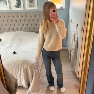 Mid Rise straight jeans från Gina  - Snygga jeans från Gina! 💕endast använda ett fåtal gånger, så i bra skick! Skriv för frågor/bilder!❤️Nypris 599kr