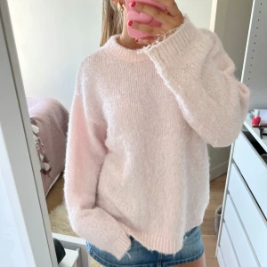 Ljusrosa stickad tröja oversized - Supermysig ljusrosa stickad tröja med oversized passform och långa ärmar. Perfekta rosa färgen och bara as gosig❤️❤️