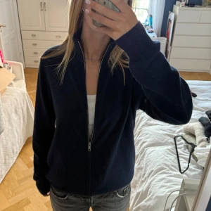Mörkblå Soft Goat kofta - Säljer min marinblå zip-up tröja från Soft Goat i 100% kashmir. Så mjukt material, perfekt för att hålla värmen under kyliga dagar. Storlek XL men jag med storlek M kan ha bära den också så passar många storlekar. Nypris 2995 kr