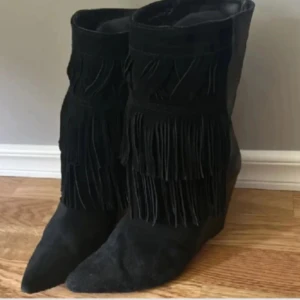 Svarta mocka boots med fransar - Säljer ett par snygga svarta boots i mocka med fransar. De har en spetsig tå och är perfekta för höst och vinter. Passar både till vardags och festliga tillfällen. Skorna är i bra skick skriv om du har några frågor eller är intresserad 💗
