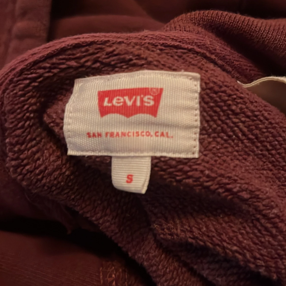 Mörkröd Levi's hoodie med logga - 2