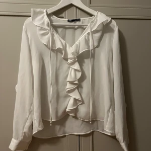 Jättefin och viral blus från Zara  - Jättefin blus från Zara som länge har varit slut både i butik och på Zaras hemsida. Kan användas både vardagligt och till fest 