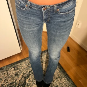 Blå bootcut jeans med låg midja - Säljer ett par snygga blå jeans med bootcut. Materialet är stretchigt denim som sitter tajt upptill och släpper ut vid benslutet. Perfekta för dig som gillar en retro vibe🫶🏻