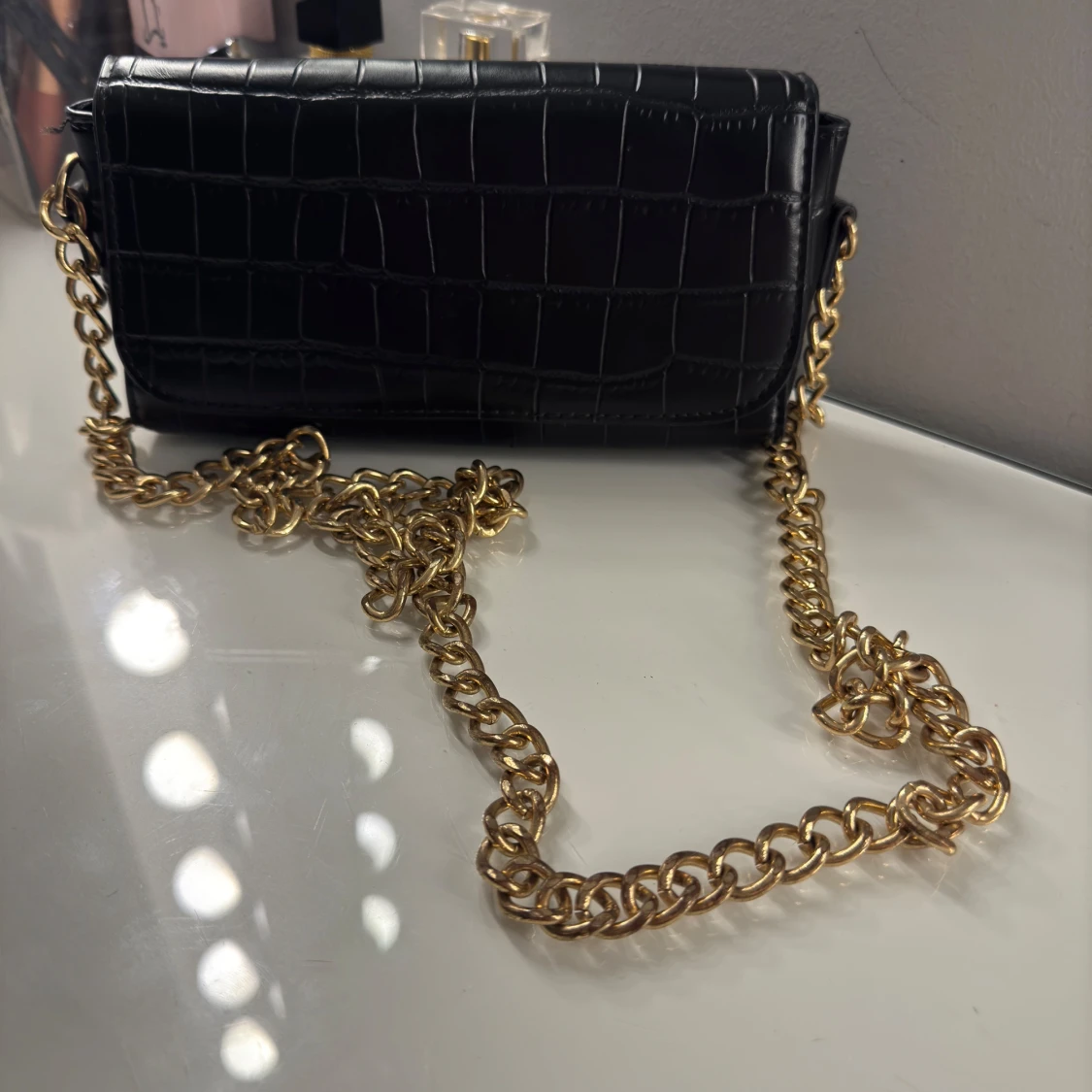Svart axelväska med kedja - 2
