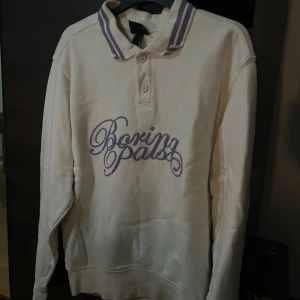 Vit piké tröja från H&M - Den är i väldigt bra skick och väldigt fint färg den är storlek S 