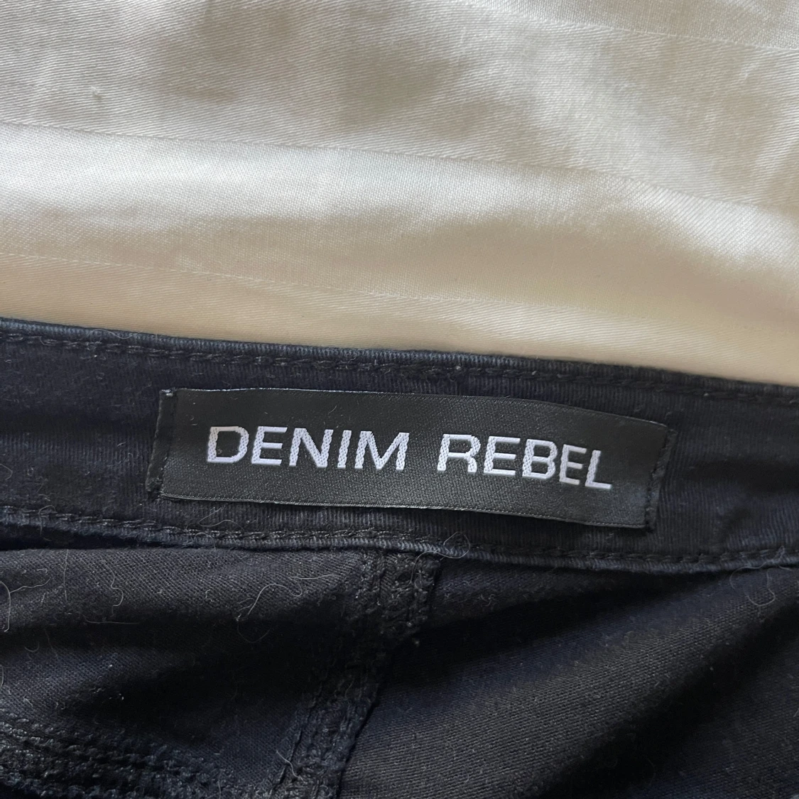 Svarta jeans med dragkedjor från Denim Rebel - 2