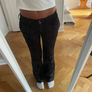Svarta bootcut kostymbyxor med rå kant - Snygga svarta kostymbyxor med bootcut passform och låg midja. Jag har lagt ner de för att de ska bli längre. Jag är 170 cm!