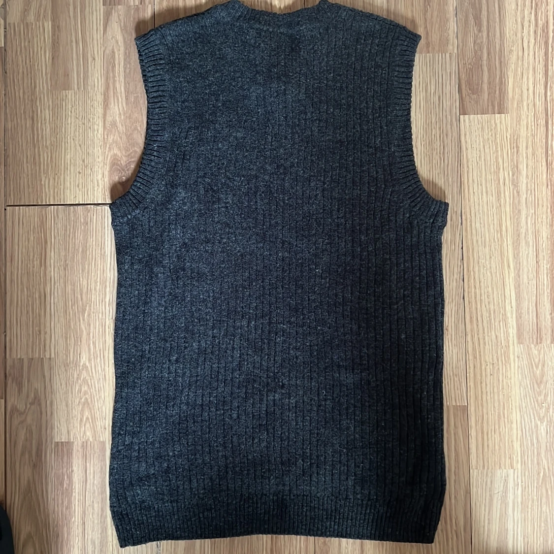 Mörkgrå stickad väst med v-ringning - 1