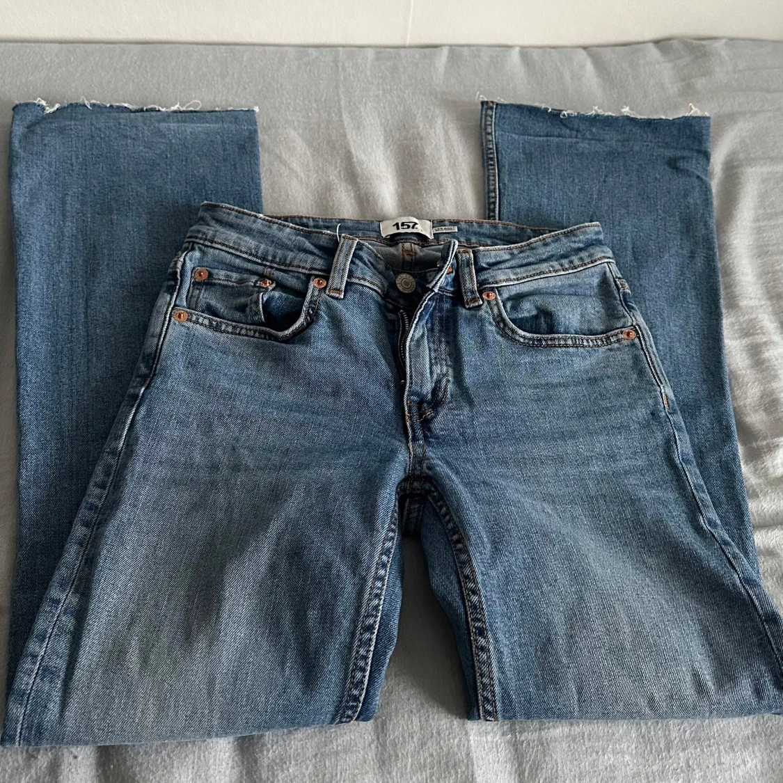 blåa lågmidjade utsvängda jeans - 1