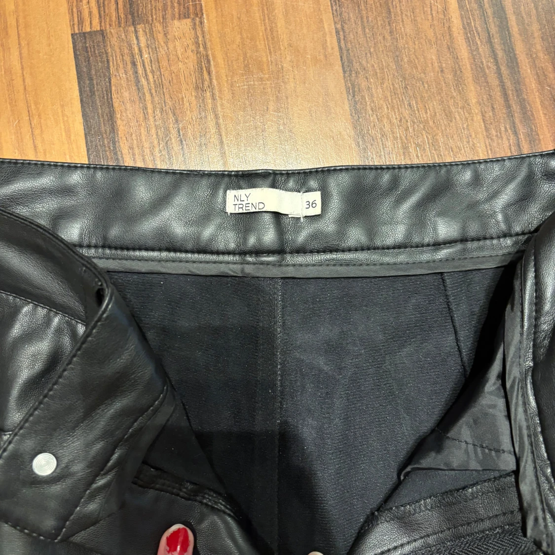 Svarta skinnbyxor från NLY Trend - 1