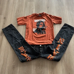 Rostfärgad t-shirt från lukamarchain & jeans  - Säljer en rostfärgad t-shirt från lukamarchain 1212 med tryck i vitt och svart på bröstet och texten 'SHOOTINGS IN PARIS'. T-shirten har rund hals, korta ärmar och är gjord i mjuk bomull. Perfekt för dig som gillar streetwear och grafiska prints. Med ett par jeans  Pris kan även diskuteras 