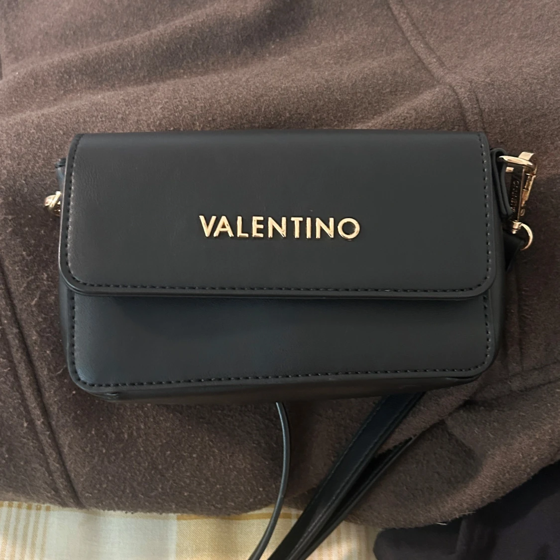 Svart axelväska från Valentino