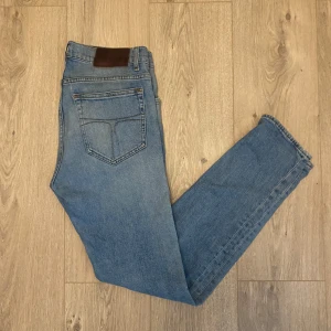Tiger of Sweden jeans Evolve - Säljer ett par feta Tiger of Sweden jeans| Storlek: 30/32 men skulle passa mindre, ungefär 29/32 | Modell: Evolve, slim/skinny | Fin blå färg som passar till allt | Nypris: 1600kr, vårat är 449kr | Skriv gärna ifall du är intresserad! 