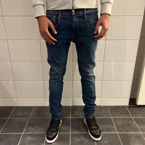 Replay anbass jeans  - Säljer dessa otroligt snygga Replay anbass jeans, skick 10/10, använda 5 gånger! Skriv gärna vid intresse eller funderingar! 