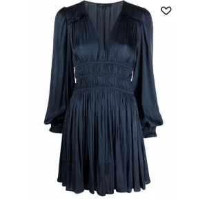 Mörkblå kortklänning med v-ringning - Supersnygg mörkblå kortklänning från Maje med v-ringad hals, långa ärmar och markerad midja med smockdetaljer. Klänningen har ett lätt glansigt tyg som ger en lyxig känsla och ett flowy fall. Perfekt för dig som vill ha en snygg klänning till hösten 🫶🏻pris kan diskuteras vid snabbt köp 🫶🏻nypris 2400kr, jag säljer för 1200kr