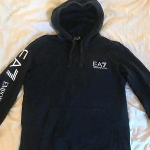 Armani Hoodie - Emporio Armani Hoodie - Storlek M (slimfit)
