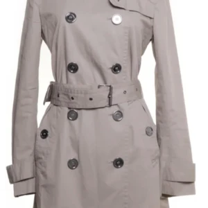 Burberry Brit trenchcoat  - Klassikern Burberry Brit - stilren trenchcoat med dubbelknäppning och bälte i midjan. Klassisk krage med stora knappar framtill. Som ny. Perfekt för dig som vill ha en tidlös och snygg kappa. Kan mötas i centrala- eller norra Stockholm för inbetalning och överlämning. 