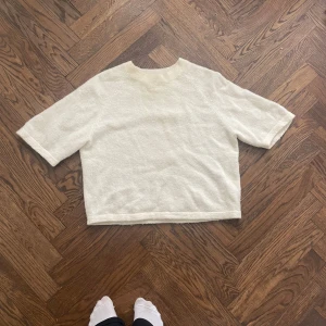 Vit stickad T-shirt Other stories  - Hej jag säljer min vita stickade T-shirt ifrån &Other stories. Nästan helt oanvänd så den är jättebra skick. Om nån önskar fler bilder så hör av er! Priset är jag flexibel med❤️ 