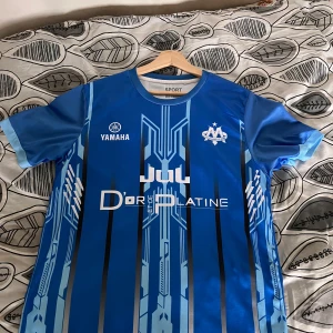 Yamaha Marseille Jul tröja - En fin blå t-shirt på nyskick som passar med allt. Storlek M. Till alla som är fan av Jul så är det här en bra tröja, märker är Yamaha/Dor et platine/Marseille. En text på ryggen som säger Toto. Och Jul. NYPRIS. 800kr. VÄLDIGT SÄLLSYNT