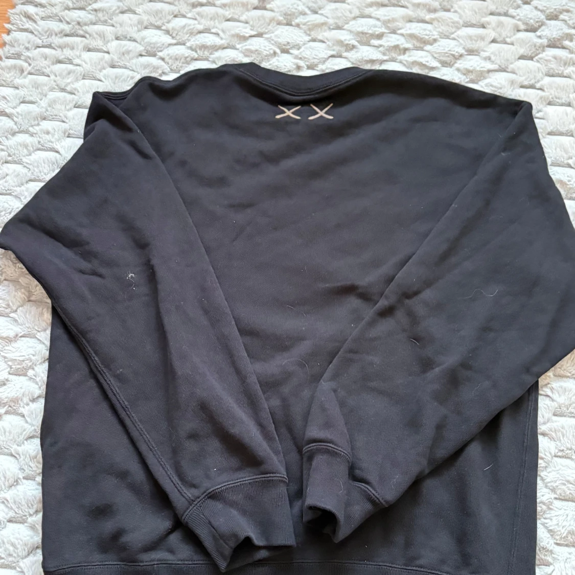 Svart Uniqlo x KAWS tröja - 1