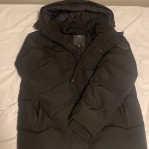 Blacklabel Canada Goose - Säljer en fet blacklabel! Skön att ha på vintern då den håller en varm. Skick 10/10 och om funderingar finns är det bara att fråga!