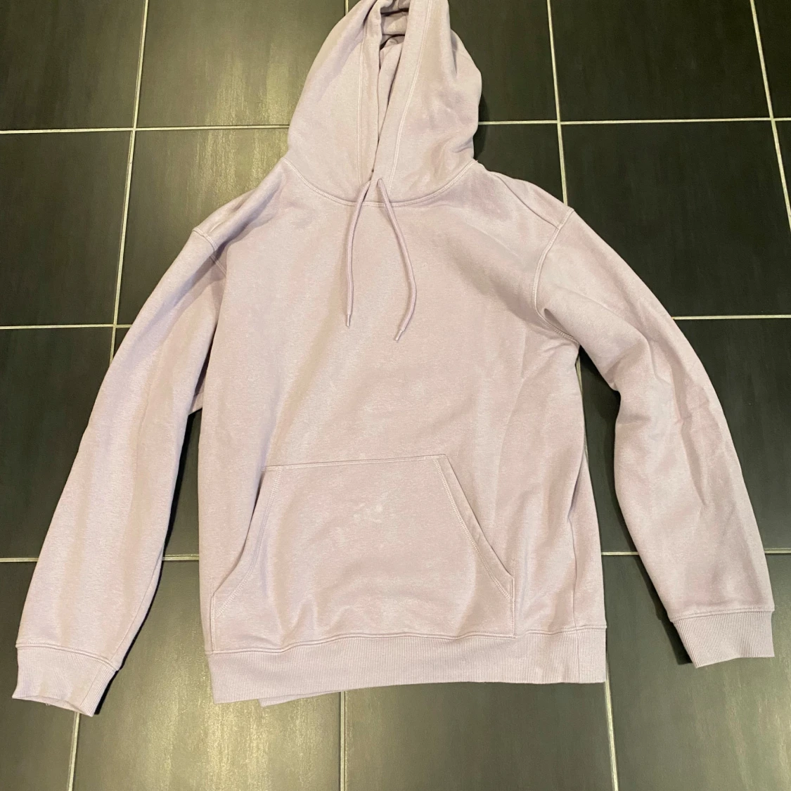 Ljuslila hoodie med huva och ficka