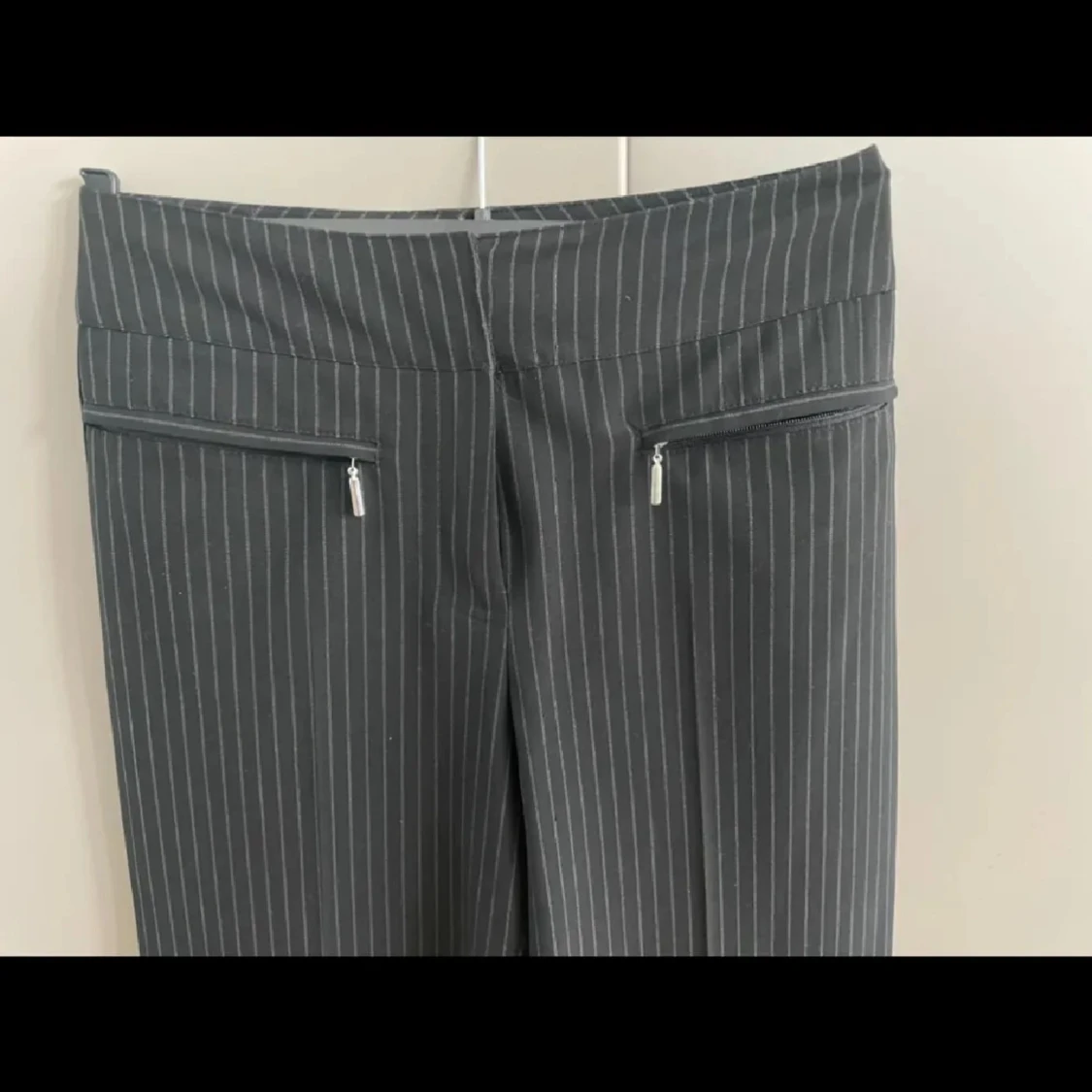 Svarta randiga kostymbyxor med dragkedjor - 2