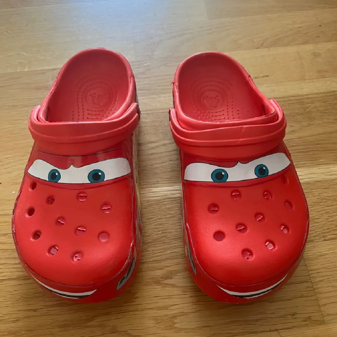 Röda Crocs med Blixten McQueen motiv