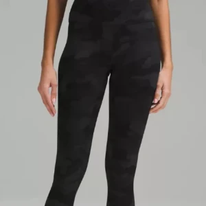 Svarta camo-leggings från Lululemon - Snygga svarta leggings från Lululemon med diskret camouflage-mönster. De är högmidjade och har en tight passform som sitter perfekt för träning eller chill. använda, lite noppriga, kan använda noppermaskin innan post om det önskas storlek 0/xs ”28 i längden, svart camo