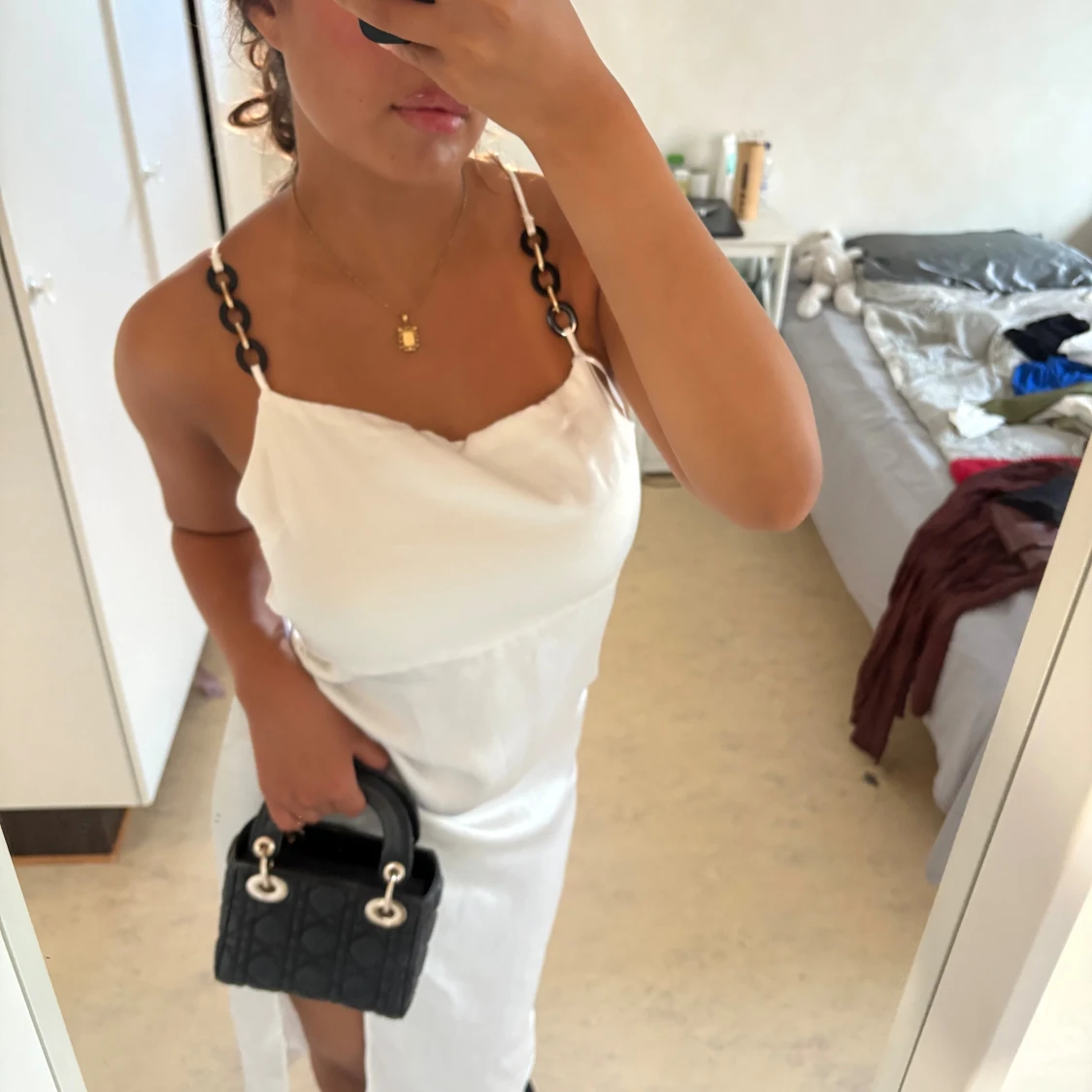 Vit långklänning med kedjeaxelband - 1