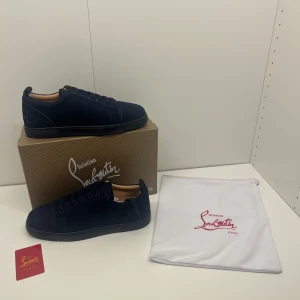 Christian louboutin skor - Ett par marinblå christian louboutin skor utan spikar i storlek 43, dom är helt nya och allt i bilderna kommer med. Pris kan diskuteras och skriv om du har några frågor. 