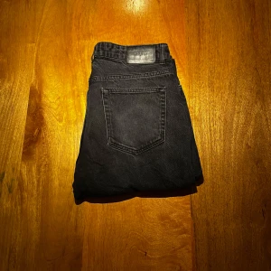 Svarta jeans från Grunt - Svarta jeans från Grunt. Klassisk femficksmodell med knapp och dragkedja framtill. Snyggt minimalistisk look och svart läderpatch bak i midjan. Perfekta för dig som gillar stilrena och enkla jeans.  Vid funderingar är det bara att kontakta mig jag är ärlig och rak med svar.
