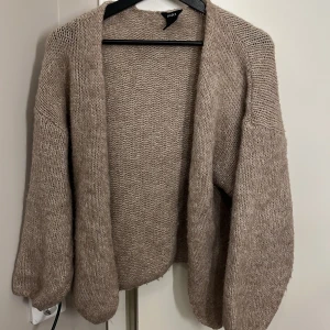 Beige stickad kofta från Lindex - Säljer min beige/bruna stickade kofta från Lindex i storlek XS/S. Använt 2/3 gånger och säljer då den inte kommer till användning. Perfekt att slänga över en topp. Bara att lägga ett bud om du är intresserad!🤎💕