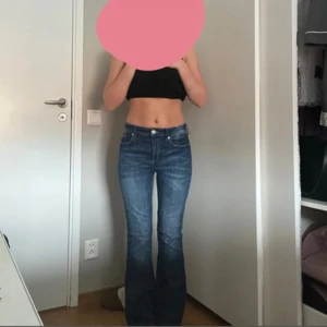 Bootcut jeans  - Mycket fina och bekväma jeans i stl Xs.❣️Jeansen kommer ifrån H&M och är nästan aldrig använda.❣️Modellen är midwaist med utsvänga ben😌