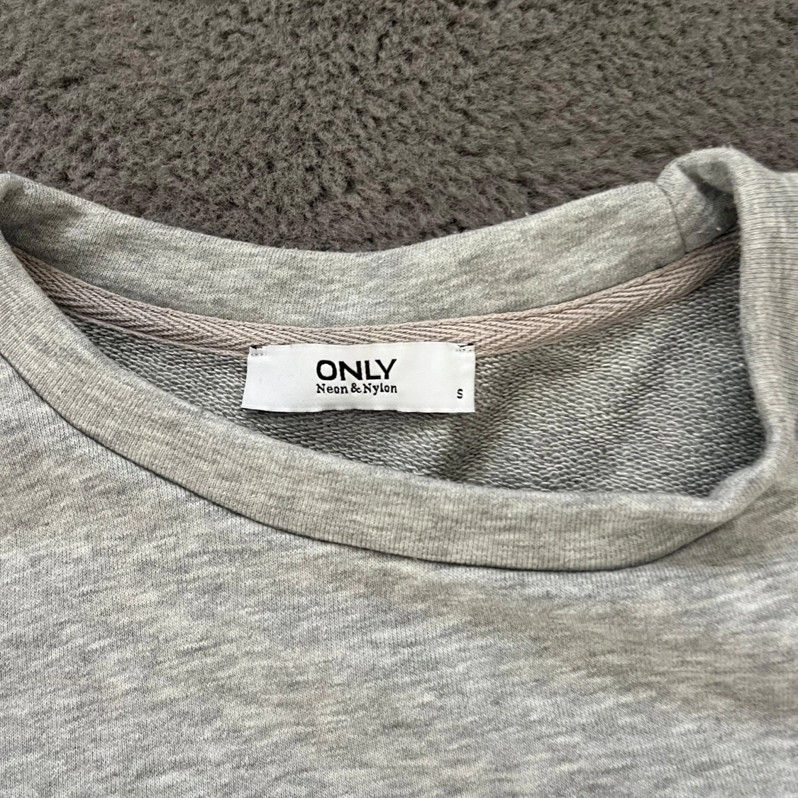 Grå sweatshirt med puffärmar från ONLY - 1