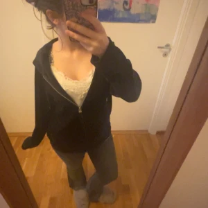 Svart hoodie med dragkedja - Svart hoodie med dragkedja framtill💓