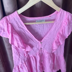 Rosa volangtopp från Lindex i storlek xs - Köptes på Lindex helt ny och använde en gång!